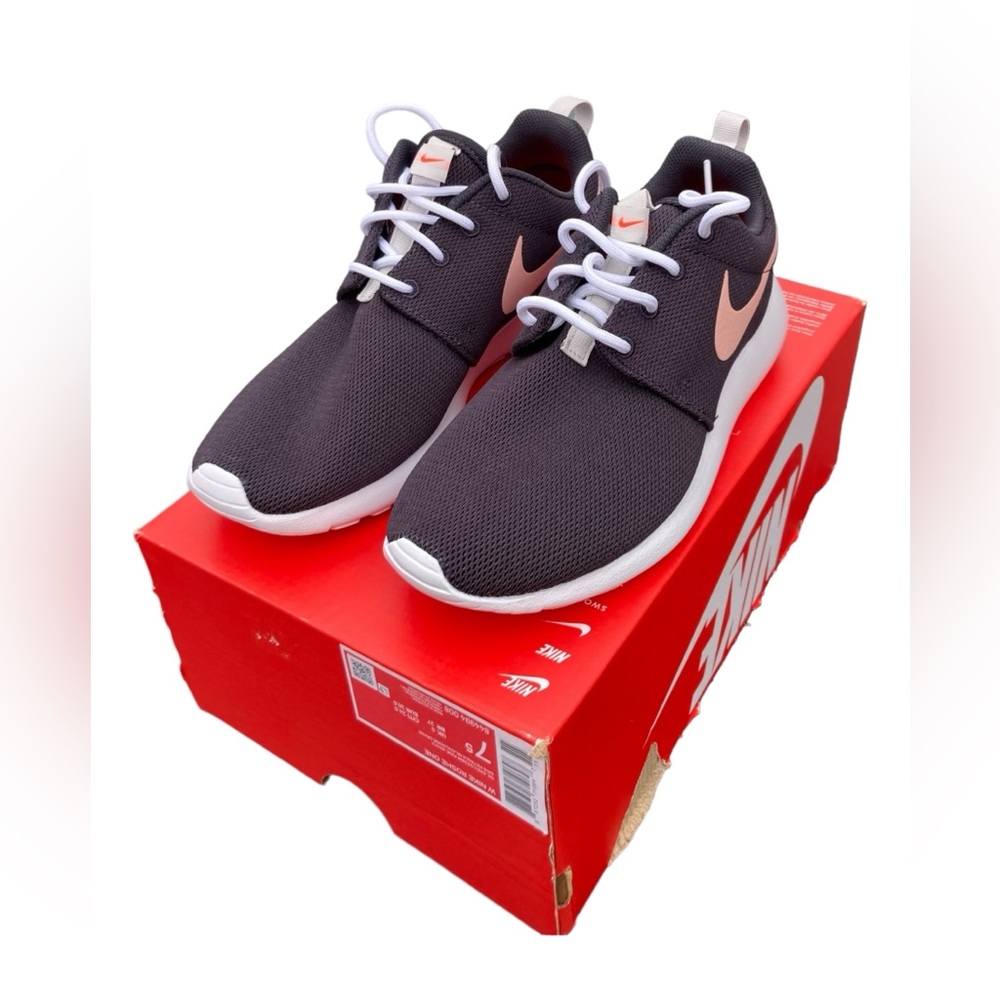 New in Box Women’s 7.5 Nike Roshe One Athletic Shoes